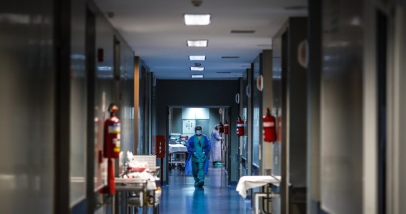 Lekarz z województwa podlaskiego, który leczył pacjentów chorujących na COVID-19, trafił w ciężkim stanie do Centralnego Szpitala Klinicznego MSWiA w Warszawie. Zakaził się koronawirusem i teraz poddawany jest specjalnej terapii.
