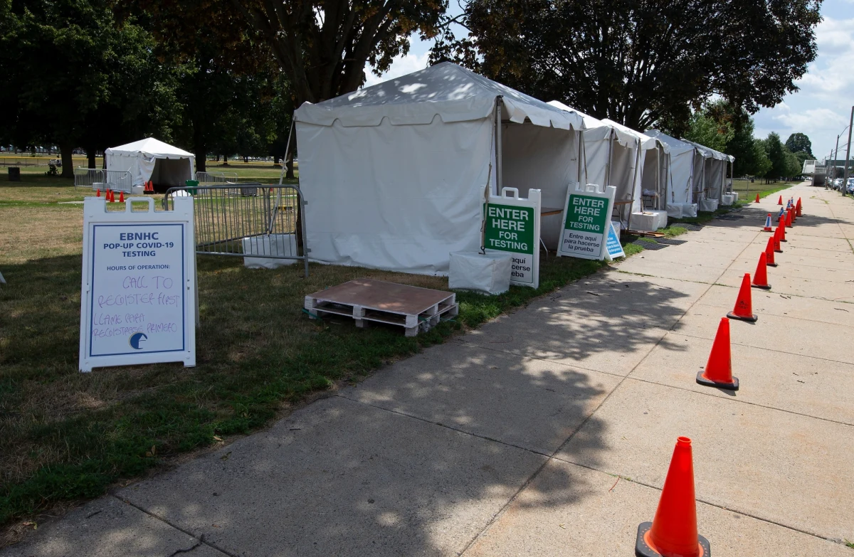 Przy głównych wjazdach do Nowego Jorku poczynając od środy ustawiane są punkty kontrolne, by zapobiec rozprzestrzenianiu się koronawirusa. Mają na celu wymuszenie kwarantanny osób przybywających z 35 stanów o wysokim wskaźniku zakażeń SARS-CoV-2.
