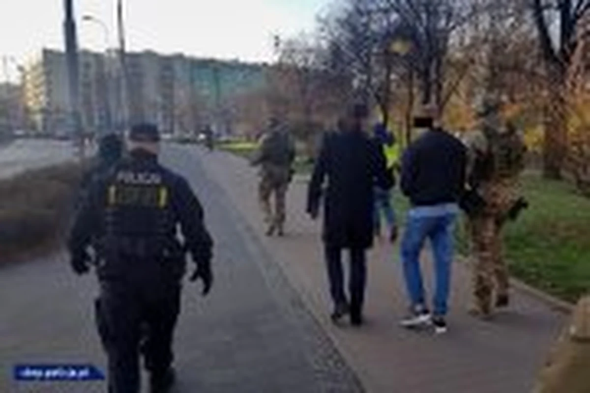 Policjanci Centralnego Biura Śledczego Policji doprowadzili do dolnośląskiego wydziału Prokuratury Krajowej kolejną osobę podejrzaną o zlecenie podpalenia mieszkania we Wrocławiu w 2007 roku, w którym zginęła czteroosobowa rodzina - poinformowała Prokuratura Krajowa i CBŚP. Według śledczych przyczyną dramatu mogły być porachunki.