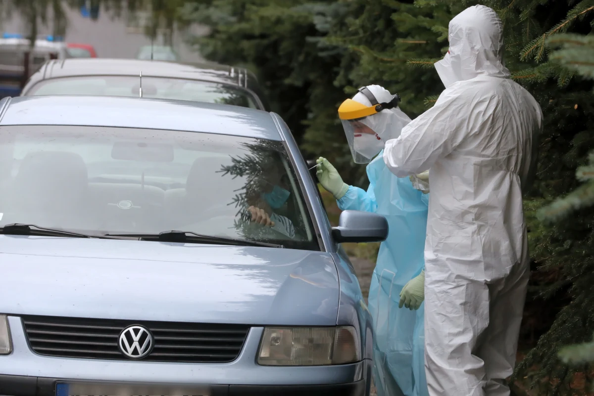 Minister zdrowia Łukasz Szumowski i wiceminister Janusz Cieszyński przedstawili szczegółowe informacje dotyczące obostrzeń dla powiatów, w których w ostatnim czasie odnotowano największą liczbę nowych zakażeń koronawirusem. Chodzi o 19 powiatów, które zostały podzielone na "czerwone" (z większą liczbą zakażeń) i "żółte" (z nieco mniejszą liczbą zakażeń). 