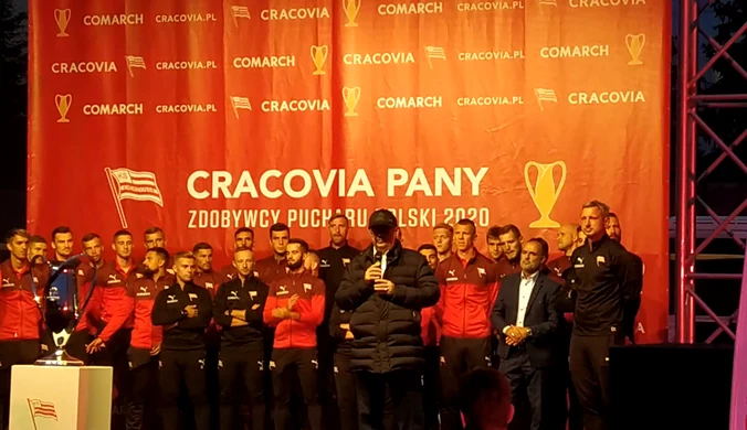 Cracovia. Janusz Filipiak podczas prezentacji trofeum za zdobycie Pucharu Polski. Wideo