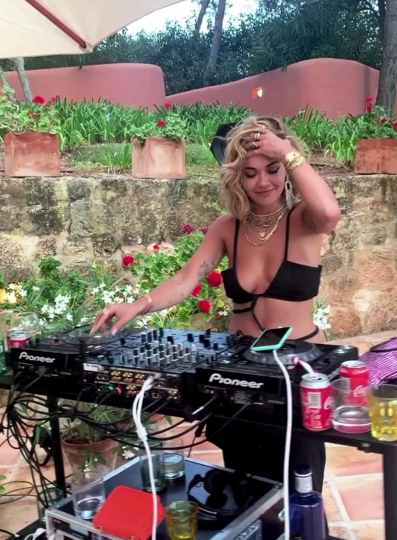 "Czemu zawsze myślę, że jestem DJ-ką? Jeden drink i Rita wkracza do akcji" - napisała na Instagramie fryzjerka i stylistka Jade Rae Williams, która razem z Ritą Orą odpoczywa na wakacjach na Ibizie. 