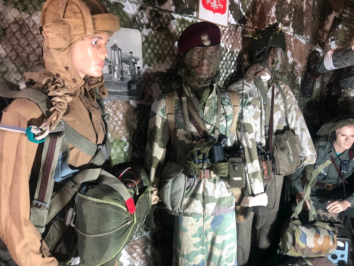 Wyjątkowa wystawa, związana z obchodami setnej rocznicy Bitwy Warszawskiej i obchodami Święta Wojska Polskiego, powstaje w Łodzi. W jej skład wejdą eksponaty zgromadzone przez łódzkie stowarzyszenie Czerwone Berety. To oryginalne mundury żołnierzy Wojska Polskiego z różnych epok. Do tego broń, wyposażenie i dokumenty. Eksponatów udało się zgromadzić wyjątkowo dużo.