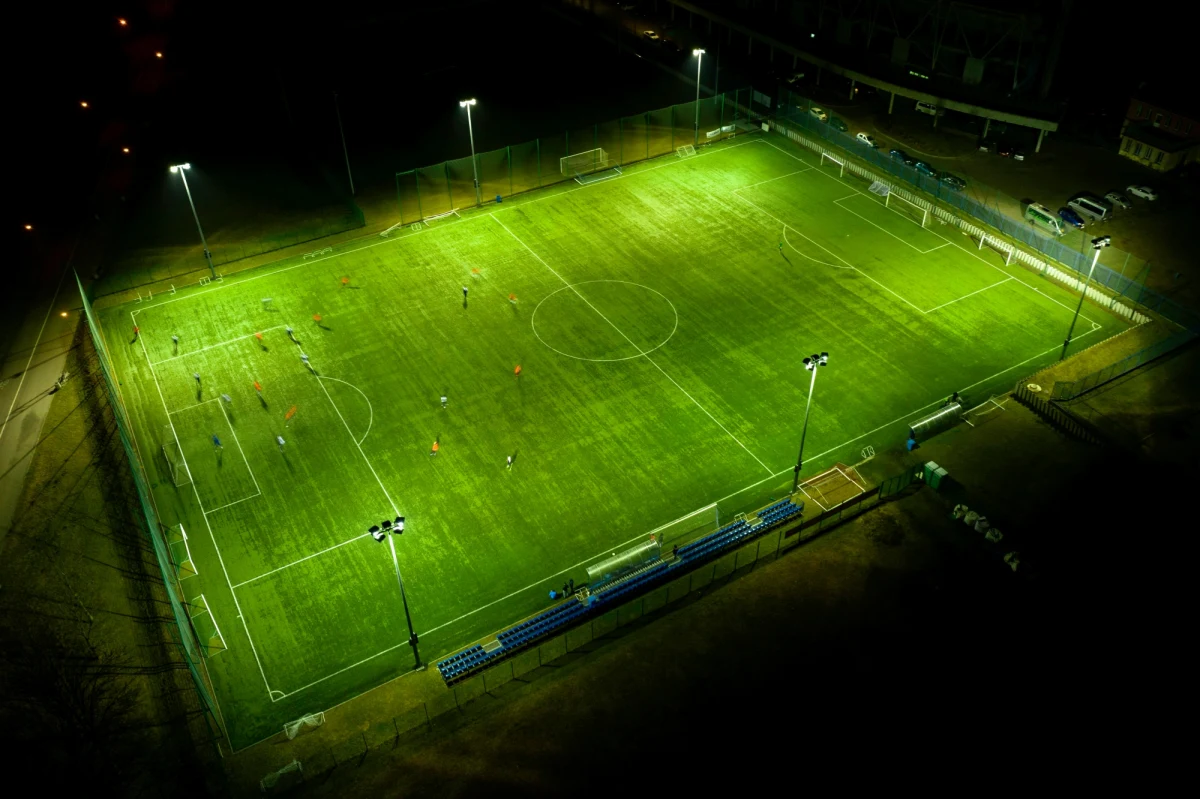 Polska jest jednym z krajów, które w przyszłym sezonie będą gospodarzami meczów piłkarskich, których rozegranie w pierwotnym miejscu będzie niemożliwe przez pandemię koronawirusa - podała UEFA. Spotkania na neutralnym terenie odbędą się też w Grecji, na Cyprze i Węgrzech.
