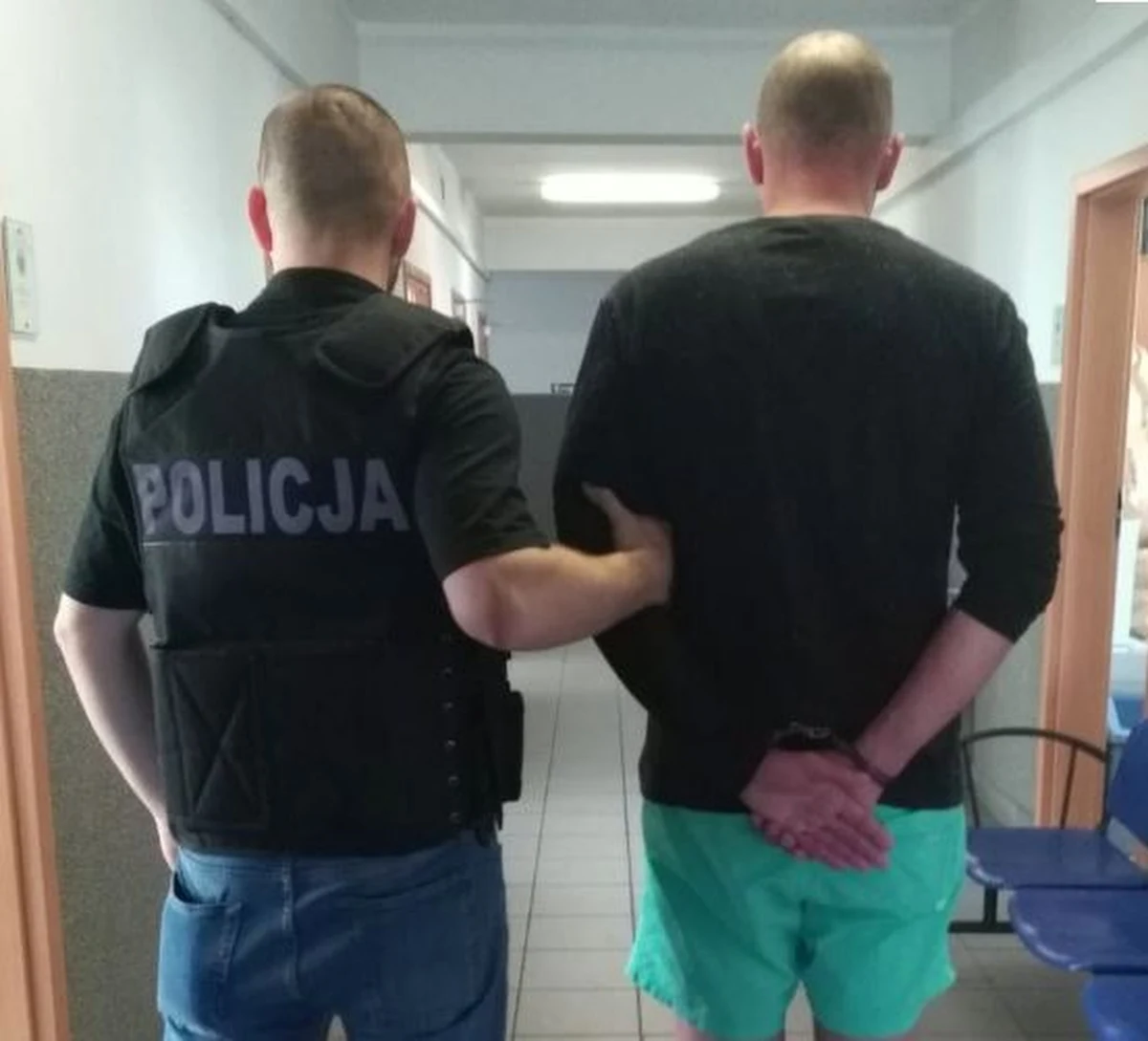 Policjanci z bydgoskich Wyżyn zatrzymali 44-latka podejrzewanego o uszkodzenie ciała. Mężczyzna w sklepie uderzył w twarz ekspedientkę. Kobieta wcześniej zwróciła mu uwagę, że nie ma założonej maseczki. 
