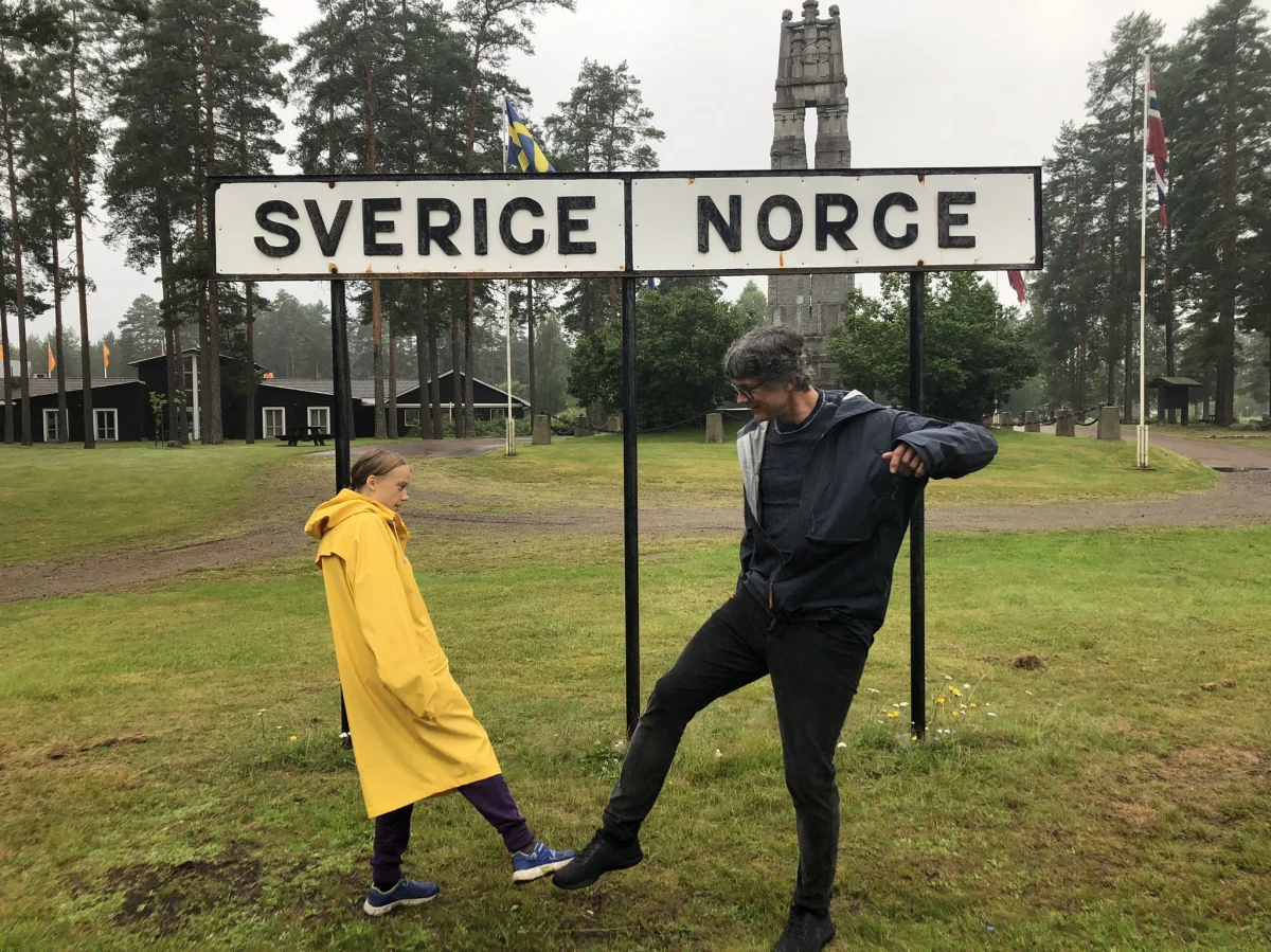 Szwedzka aktywistka klimatyczna Greta Thunberg umówił się na wywiad twarzą w twarz z naukowcem z sąsiedniej Norwegii. Jako mieszkanka Sztokholmu - w związku z epidemią koronawirusa i obowiązującymi u sąsiadów obostrzeniami - nie mogła do niego pojechać. I tak się spotkali – na granicy.