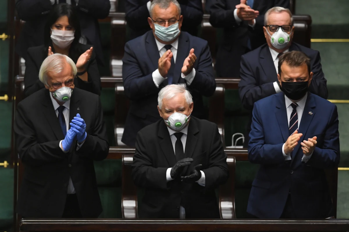 W czwartek po południu na wyjazdowym posiedzeniu w Jachrance (woj. mazowieckie) zebrał się klub parlamentarny Prawa i Sprawiedliwości. Podczas spotkania prezes PiS Jarosław Kaczyński ma podsumować kampanię wyborczą i przedstawi plany ugrupowania na najbliższą przyszłość.