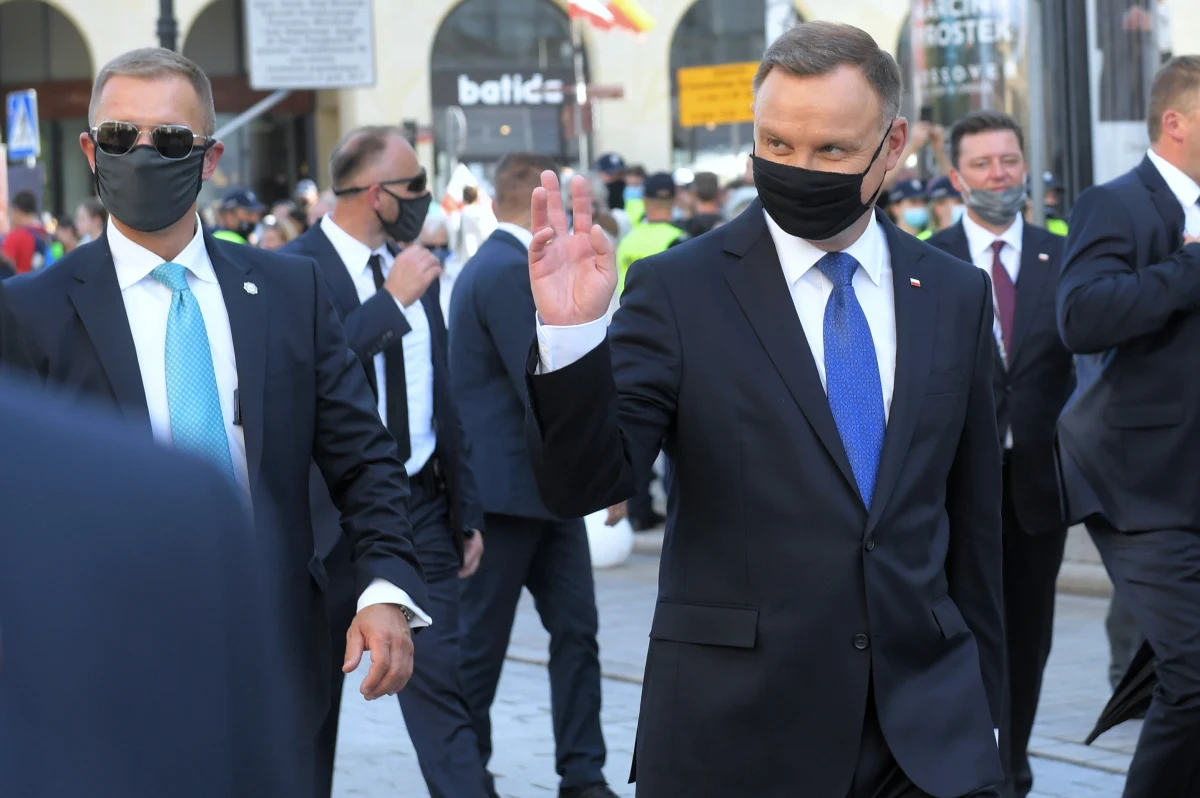 Dziękuję prezydentowi Aleksandrowi Kwaśniewskiemu za obecność podczas mojego zaprzysiężenia. Pokazał dziś klasę i to, że państwo polskie jest ważniejsze, niż różnice w poglądach - powiedział w wywiadzie dla Polsat News prezydent Andrzej Duda.
