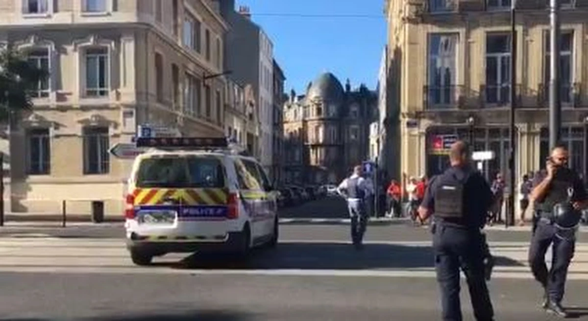 W Hawrze, na północy Francji, uzbrojony mężczyzna napadł na bank i wziął sześciu zakładników. Dzięki policyjnym negocjatorom wszyscy  przetrzymywani  są już na wolności. Po uwolnieniu ostatniej osoby napastnik oddał się w ręce funkcjonariuszy. Wciąż nie wiadomo, jakie były jego motywy. 