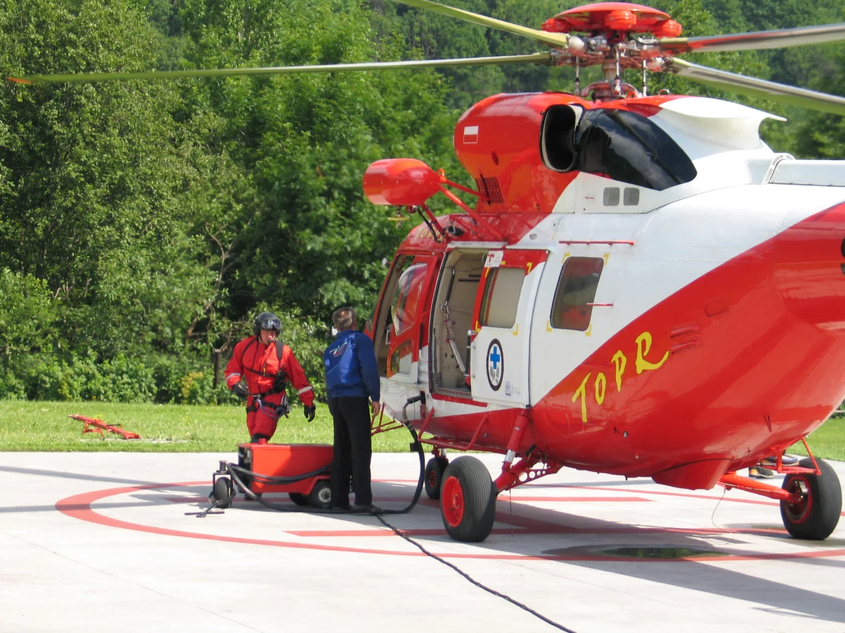 Seria wypadków na szlakach w Tatrach. Ratownicy interweniowali w czwartek sześć razy – w jednej z akcji ratowniczej użyto śmigłowiec. W czwartek tatrzańskie szlaki przeżywały oblężenie. 