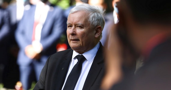 Jarosław Kaczyński za zamkniętymi drzwiami w Jachrance dość ogólnie zapowiedział dekoncentrację mediów i dalsze zmiany w sądownictwie. Reporter RMF FM Patryk Michalski odsłania kulisy wyjazdowego posiedzenia klubu Prawa i Sprawiedliwości.