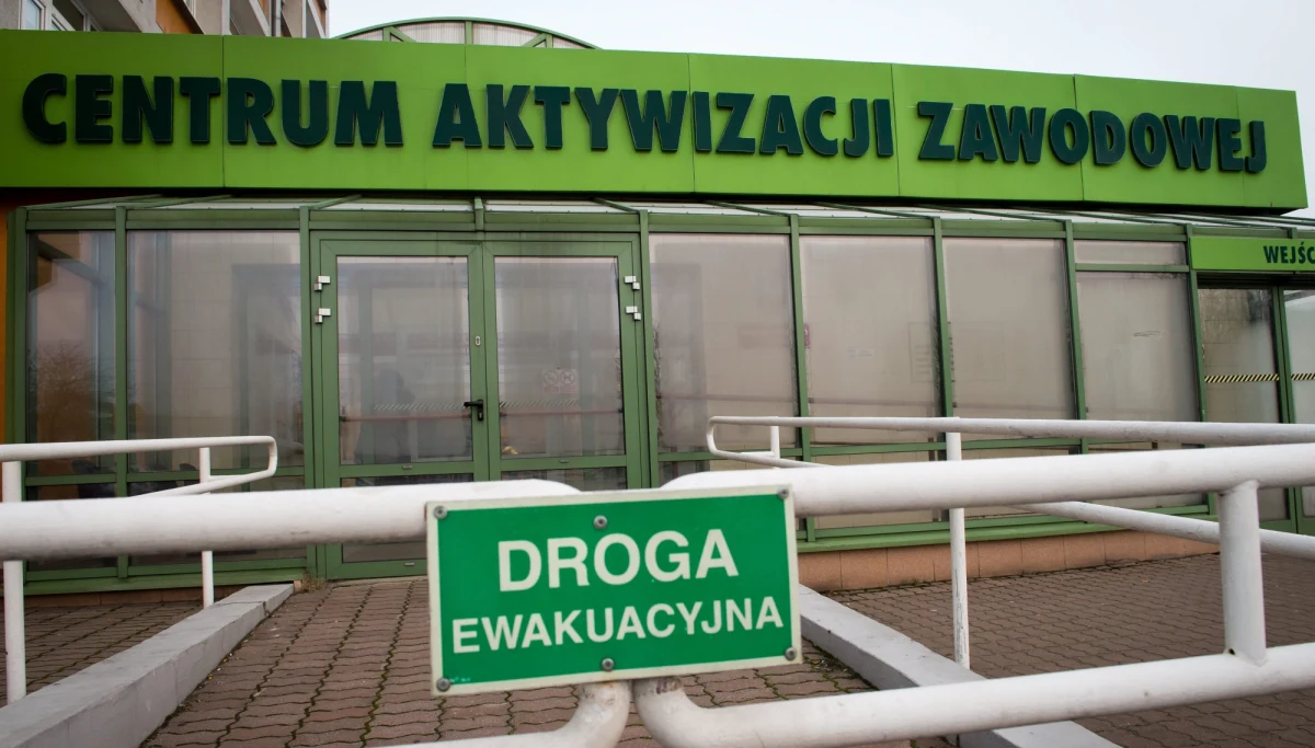 Stopa bezrobocia w lipcu wyniosła 6,1 proc. i utrzymała się na tym samym poziomie, co w czerwcu - wynika z szacunków MRPiPS. "Sytuacja na rynku pracy wydaje się stabilizować, pierwsze niepokojące reakcje pracodawców i związane z nimi zapowiedzi zwolnień wyraźnie osłabły" - komentuje minister Marlena Maląg.