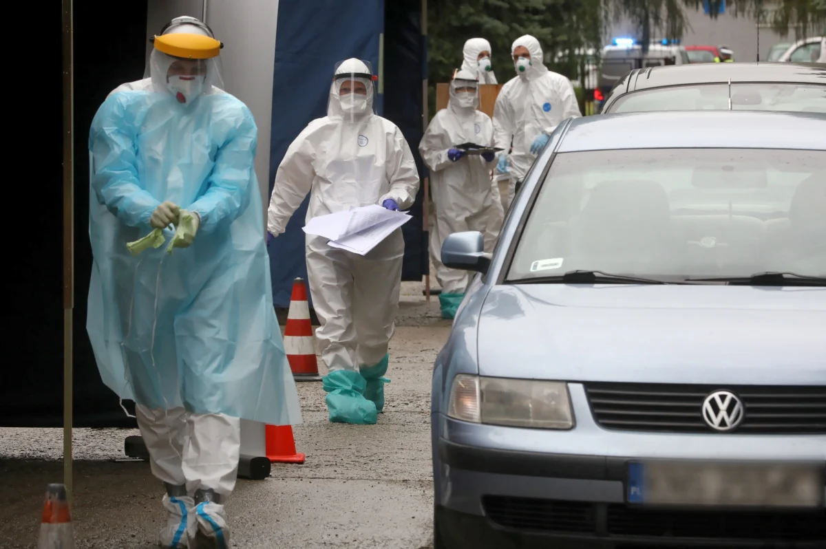 Wobec perspektywy drugiej fali epidemii, zamiast lęku i niepokoju wielu ludzi w Polsce wykazuje nierealistyczny optymizm: uważają, że nic im się osobiście się nic nie stanie - ocenia psycholog, dr hab. Wojciech Kulesza. Jego zdaniem dużo zdrowszy byłby jednak "nierealistyczny pesymizm".