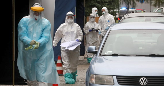 Wobec perspektywy drugiej fali epidemii, zamiast lęku i niepokoju wielu ludzi w Polsce wykazuje nierealistyczny optymizm: uważają, że nic im się osobiście się nic nie stanie - ocenia psycholog, dr hab. Wojciech Kulesza. Jego zdaniem dużo zdrowszy byłby jednak "nierealistyczny pesymizm".