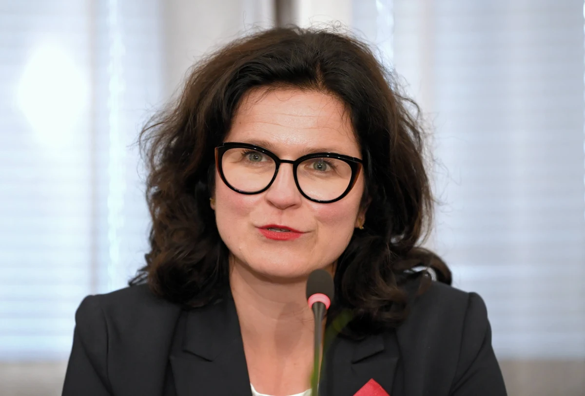 Prezydent Gdańska ponownie zwraca się do ministra obrony narodowej z zaproszeniem do współpracy przy organizacji obchodów rocznicy wybuchu II wojny światowej. Chodzi o poranne uroczystości, które 1 września odbywają się na Westerplatte. Od początku organizowało je miasto, a kilka tygodni temu Mariusz Błaszczak na Twitterze ogłosił, że w tym roku zorganizuje je wojsko, a Westerplatte zostanie odpolitycznione. To wywołało w Gdańsku zdziwienie, bo teren uroczystości wciąż należy do miasta. 