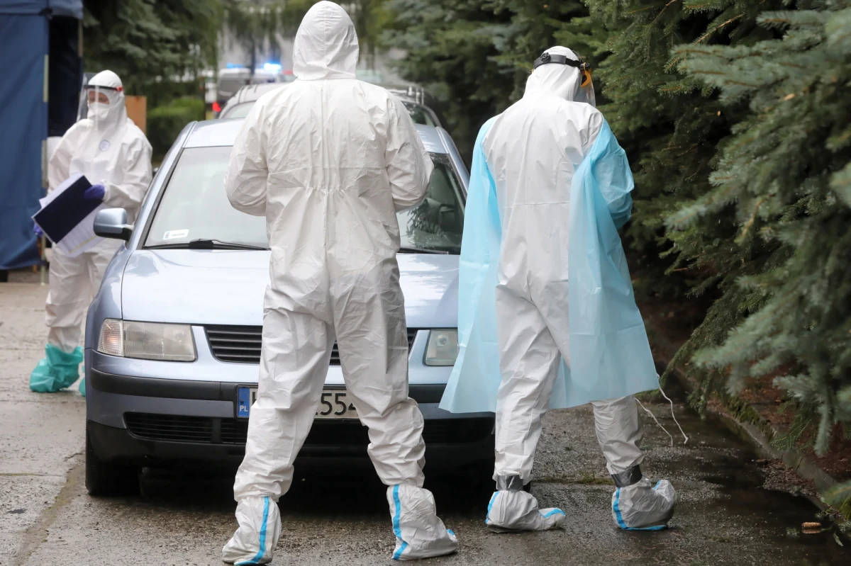 W czwartek 6 sierpnia Ministerstwo Zdrowia poinformowało o wprowadzeniu nowych obostrzeń w 19 polskich powiatach. Nowe zasady reżimu sanitarnego dotyczą tych powiatów, w których odnotowano największy przyrost zakażeń SARS-CoV-2. Resort podzielił te obszary na strefy żółte i czerwone. Co to oznacza w praktyce? Co wolno, a co zostało zabronione w każdej ze stref?