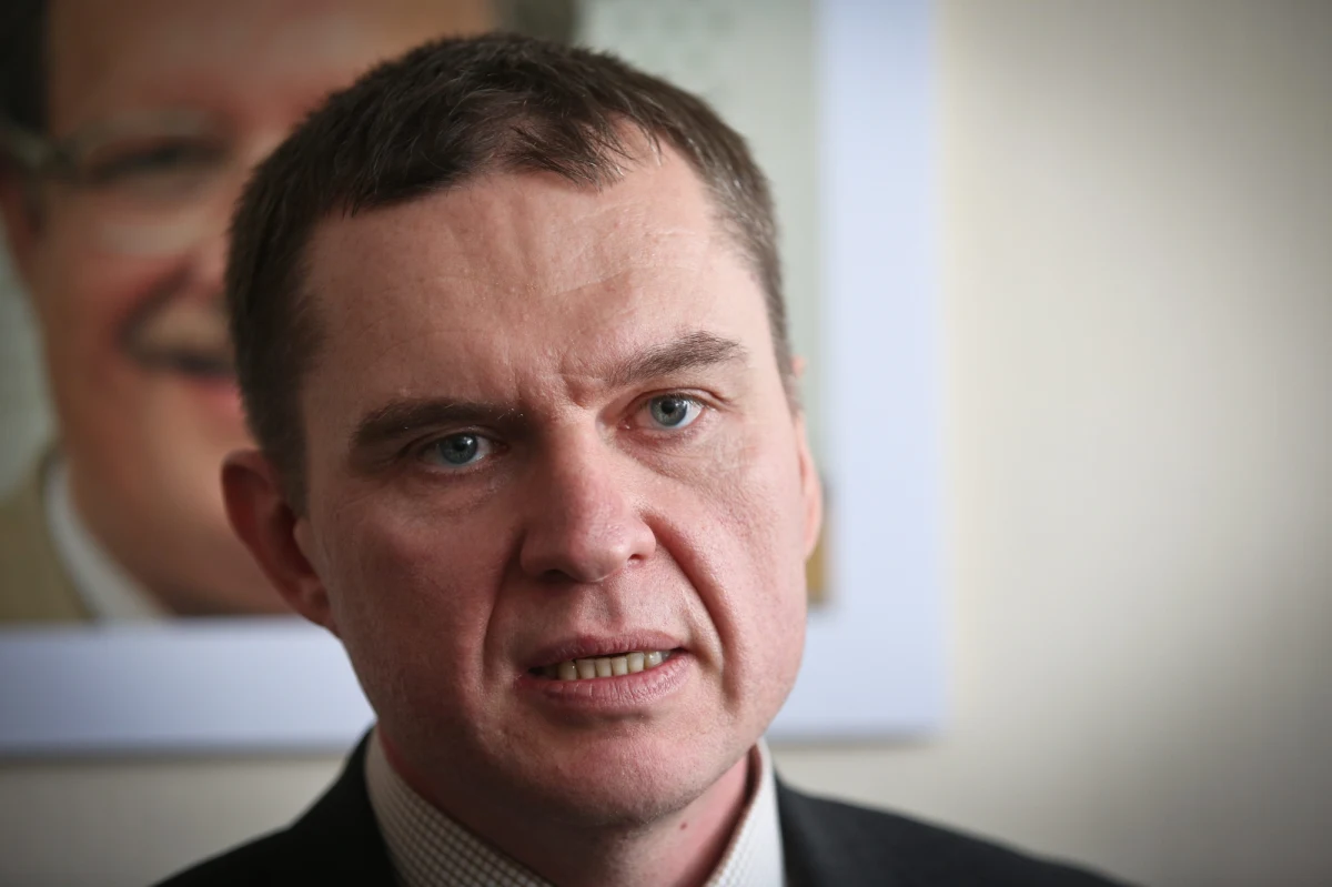 "Białoruś to nie jest państwo demokratyczne. To jest autorytarny reżim. Szans na uczciwe liczenie głosów nie widzę" - mówił w Rozmowie w samo południe w RMF FM Andrzej Poczobut - dziennikarz, publicysta i działacz mniejszości polskiej na Białorusi, zapytany o zaplanowane na niedzielę wybory prezydenckie w tym kraju. "Popularność w białoruskim internecie robi mural, gdzie narysowana jest kobieta, która rozrywa kajdany i napis: 'Nazywam się Białoruś, jestem mocniejsza niż sądzisz'. W tej kampanii Białorusini nie zachowują się tak, jak zwykle się zachowywali. Może dojść do poważnych protestów w wypadku sfałszowania wyborów" - ocenił. 