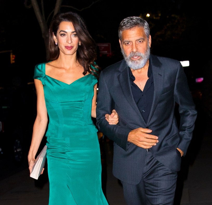 Hollywoodzki gwiazdor i jego żona, specjalizująca się w prawie międzynarodowym oraz prawach człowieka adwokatka, postanowili przekazać 100 tys. dolarów na rzecz trzech libańskich organizacji charytatywnych niosących pomoc ofiarom niedawnej eksplozji w Bejrucie. „Mamy nadzieję, że inni też pomogą, w każdy możliwy sposób” – oświadczyli Clooneyowie.