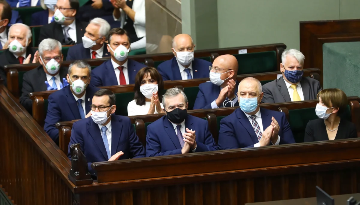 Niewielki spadek poparcia dla Prawa i Sprawiedliwości, a Koalicja Obywatelska zanotowała wzrost - wynika z najnowszego sondażu pracowni Social Changes dla portalu wPolityce.pl. Według sondażu siły odzyskuje Lewica, która urosła o 2 pp. Wszystkie obecne w Sejmie ugrupowania przekraczają próg wyborczy.