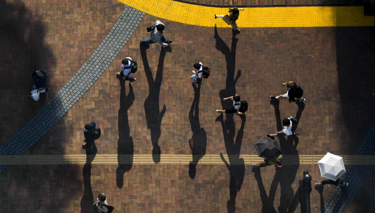 W maju wydawało się, że w Japonii koronawirus został już zasadniczo opanowany, a jednak wciąż szerzył się on poprzez nosicieli bez ciężkich objawów, co doprowadziło do nawrotu pandemii - podała publiczna stacja NHK, przytaczając opinię naukowców. Badacze doszli do takich wniosków na podstawie analizy genetycznej koronawirusa, wykrywanego wśród Japończyków na przestrzeni ostatnich miesięcy.