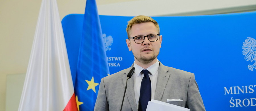 Jeśli co najmniej 10 proc. finansowania organizacji pozarządowych w skali roku pochodzi z zagranicy, to informacja o tym znajdzie się w wykazie prowadzonym przez Ministra Sprawiedliwości – zapowiedział minister środowiska Michał Woś. Jak tłumaczył, taki wykaz ma zawierać informacje o tym, skąd pochodzą środki, a rejestr organizacji finansowanych z zagranicy będzie dostępny dla każdego obywatela.