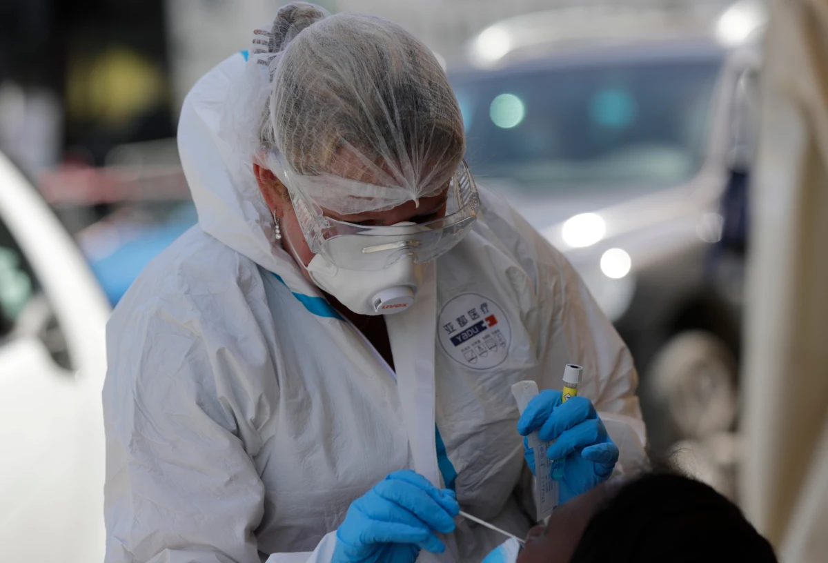 Przygotowywane rozporządzenie dotyczące tzw. stref zagrożenia epidemicznego wprowadzi chaos i napiętnowanie mieszkańców, ale nie pomoże w walce z wirusem - napisał w liście do ministra zdrowia Łukasza Szumowskiego prezydent Rybnika Piotr Kuczera.
