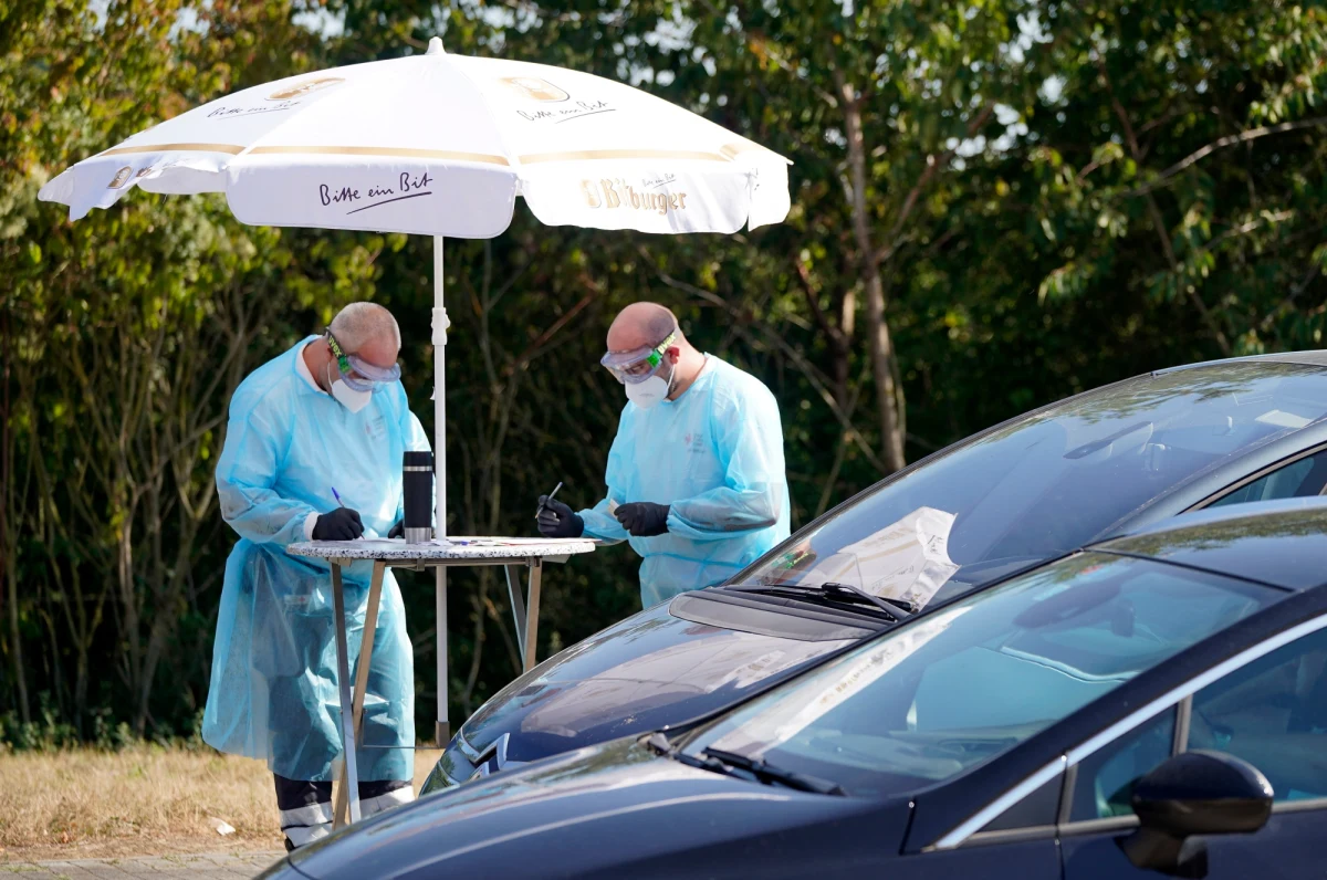 Osoby zakażone koronawirusem mają w górnych drogach oddechowych, w nosie i gardle, tyle samo patogenów, co ludzie z objawami choroby COVID-19 – wykazały badania przeprowadzone w Korei Południowej. Nie wiadomo, jednak czy osoby bezobjawowe w takim samym stopniu zakażają innych.