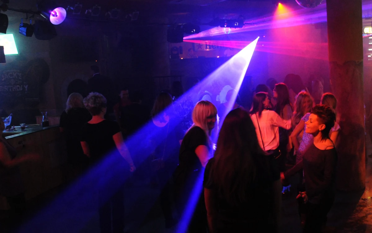 Do piątku sanepid potwierdził 36 przypadków zakażeń koronawirusem, po imprezie na katamaranie pływającym po Zatoce Gdańskiej. Chorzy pochodzą z siedmiu województw. Na pokładzie mogło być w sumie ok. 240 osób. 