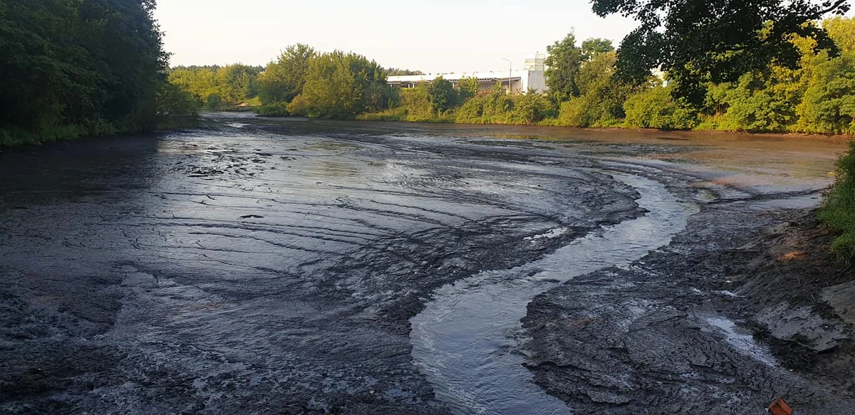 Z zalewu Bykowiec w Głownie, na rzece Mrożycy przepływającej pod drogą krajową nr 14 z Łodzi do Łowicza (woj. łódzkie), w nocy z czwartku na piątek wypłynęła woda. Na szczęście spływ był powolny i położone niżej domy nie ucierpiały. Pękło przęsło jazu - poinformował burmistrz Głowna.