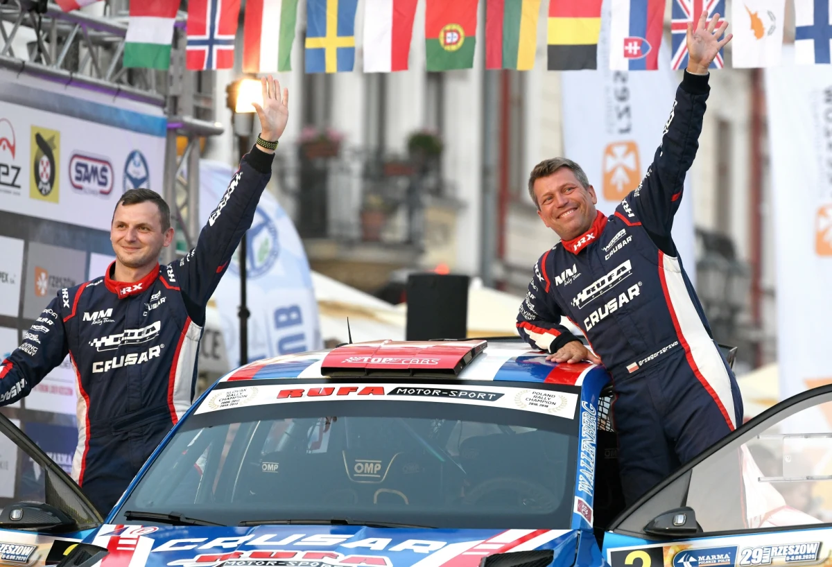 Mistrz Polski z 2018 roku Grzegorz Grzyb (Skoda Fabia Rally 2 Evo) prowadzi po pierwszym etapie w Rajdzie Rzeszowskim, pierwszej rundzie mistrzostw Polski. Na drugiej pozycji ze stratą czterech sekund jest Fin Jari Huttunen (Hyundai I20 R5)
