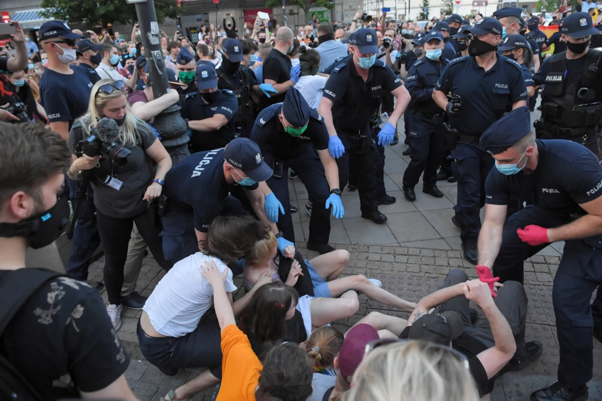 Kilkudziesięciu aktywistów protestowało na Krakowskim Przedmieściu. Doszło do przepychanek z policją. Ma to związek z decyzją sądu o dwumiesięcznym areszcie dla aktywisty LGBT Michała Sz. (identyfikuje się jako kobieta - Margo). Jedna z osób z tęczową flagą weszła na pomnik smoleński.