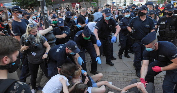 Kilkudziesięciu aktywistów protestowało na Krakowskim Przedmieściu. Doszło do przepychanek z policją. Ma to związek z decyzją sądu o dwumiesięcznym areszcie dla aktywisty LGBT Michała Sz. (identyfikuje się jako kobieta - Margo). Jedna z osób z tęczową flagą weszła na pomnik smoleński.