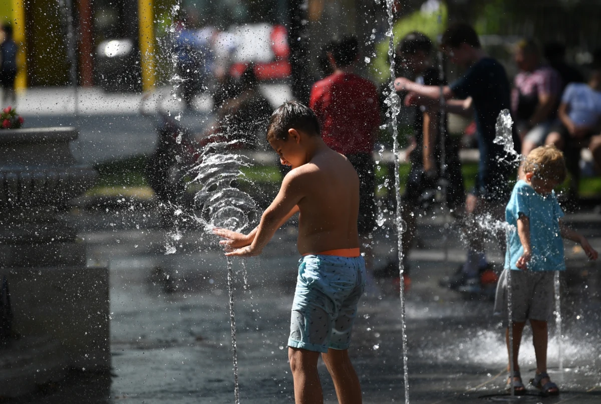 Piątek był najgorętszym dniem w sierpniu na Wyspach od 17 lat. Po południu odnotowano 36,4 stopnie Celsjusza. Najwyższą temperaturę w ciągu dnia zanotowano o godz. 15 w stacjach pomiarowych na londyńskim lotnisku Heathrow oraz w ogrodzie botanicznym Kew Gardens.