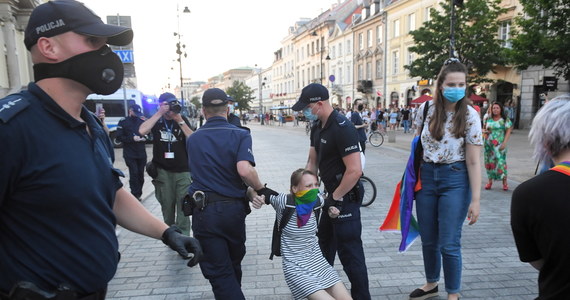 Posłowie Koalicji Obywatelskiej i Lewicy interweniowali w nocy ws. zatrzymanych przez policję w Warszawie aktywistów LGBT. Na stołecznych komisariatach próbowali "monitorować" działania policji wobec zatrzymanych i udzielali informacji ich bliskim i znajomym. Same zatrzymania posłanka KO Klaudia Jachira nazwała "łapanką".