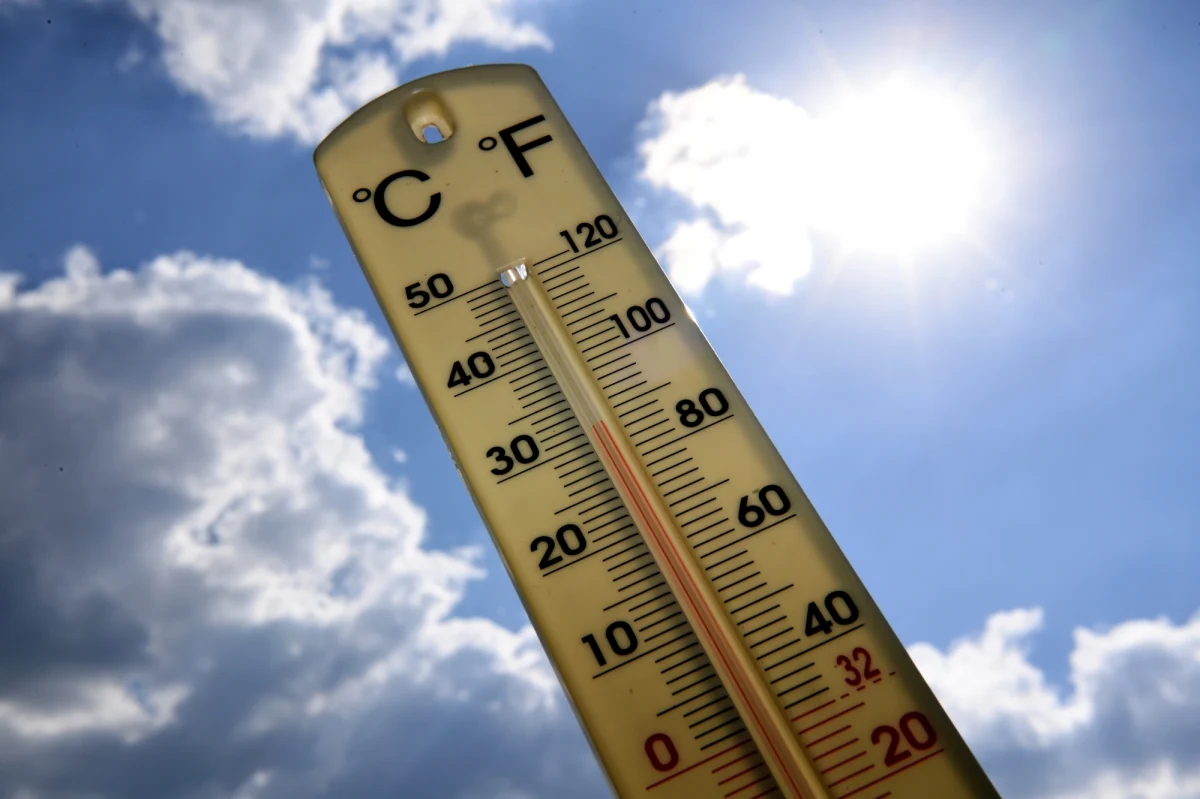 Instytut Meteorologii i Gospodarki Wodnej wydał ostrzeżenia drugiego stopnia przed upałem dla większości województw. Temperatura maksymalna w dzień może wynieść nawet do 32 stopni Celsjusza.