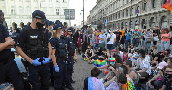 48 aktywistów LGBT zatrzymała stołeczna policja w czasie piątkowego protestu i przepychanek między demonstrantami a policjantami na Krakowskim Przedmieściu w Warszawie - taką informację przekazała Komenda Stołeczna na Twitterze. Protest zorganizowany został w obronie aresztowanej tego dnia aktywistki. Policja donosi o podjęciu działań wobec najbardziej agresywnych uczestników demonstracji, protestujący mówią o brutalności policji. Poseł Lewicy Krzysztof Śmiszek, który w nocy pojawił się wraz z innymi parlamentarzystami na komendzie przy ul. Wilczej, relacjonował natomiast, że obrońcom zatrzymanych przez kilka godzin uniemożliwiano kontakt z klientami.