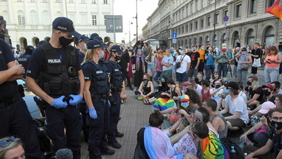 48 aktywistów LGBT zatrzymanych po przepychankach z policją na Krakowskim Przedmieściu