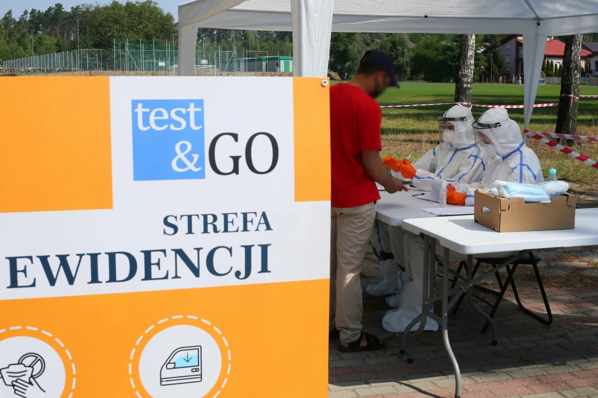 Resort zdrowia podał aktualne dane o nowych przypadkach zakażenia koronawirusem w Polsce - jest ich aż 843, co stanowi nowy rekord. Jak poinformowano, zmarło 13 kolejnych chorych. W sumie od początku epidemii w Polsce odnotowano 51 167 przypadków zakażenia koronawirusem, a 1 800 osób zmarło. 