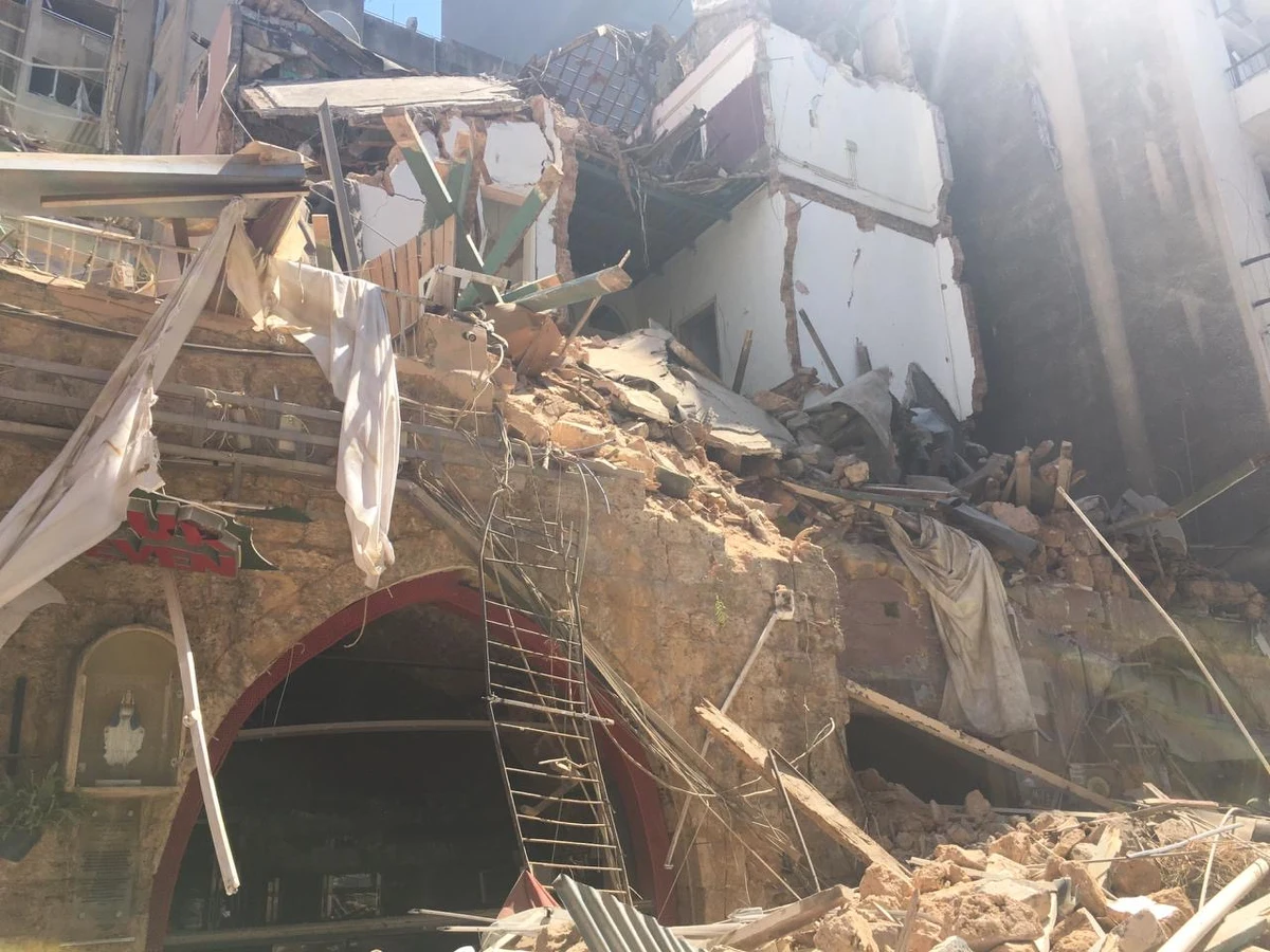 Polscy strażacy - którzy ruszyli do stolicy Libanu, Bejrutu, z pomocą po potężnej eksplozji w portowej części miasta - kończą ratowniczy etap działań w cywilnej strefie poza portem. Poza Polakami zgodę na tak zaawansowane działania otrzymali tylko Francuzi. Teraz nasi ratownicy będą pomagać Libańczykom w ocenie stabilności uszkodzonych budynków. W wybuchu - jak wynika z najnowszych danych przekazanych przez libański resort zdrowia - zginęły 154 osoby, a blisko 60 uważanych jest za zaginione.