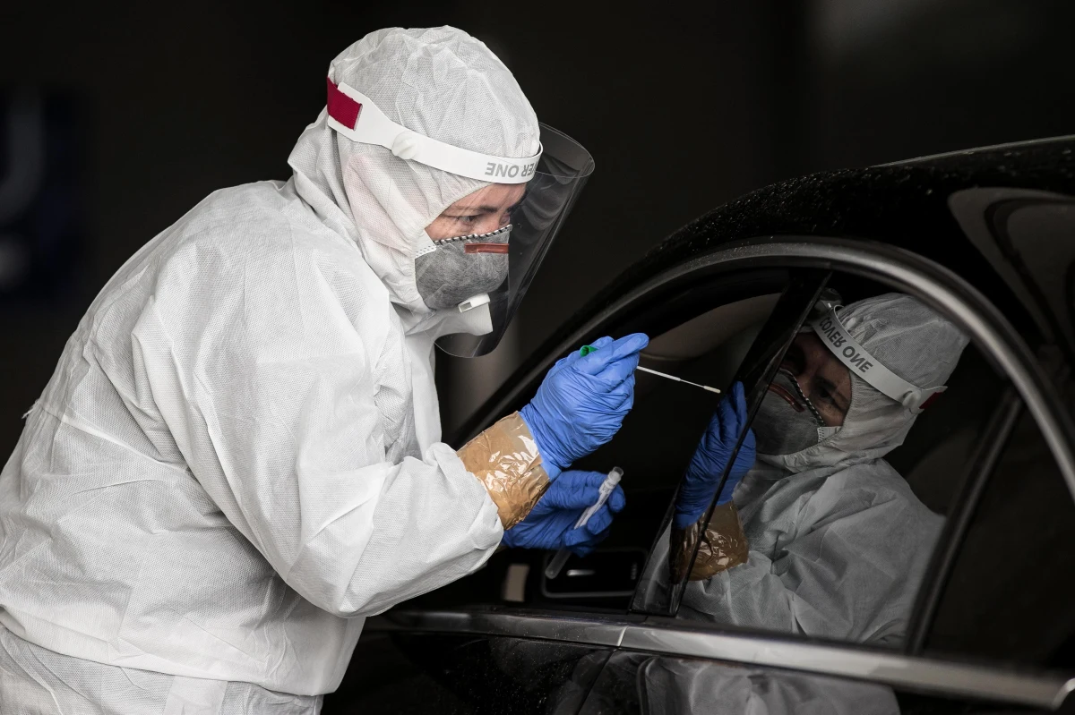 Resort zdrowia poinformował, że w oficjalnych raportach pomyłkowo znalazła się informacja o ok. 230 tys. testów na koronawirusa, których w rzeczywistości nie przeprowadzono. Skorygowano tym samym oficjalny bilans badań - obecnie to 2199085 testów. Ministerstwo domaga się wyjaśnień od Wojewódzkiej Stacji Sanitarno-Epidemiologicznej w Kielcach, od której pochodzi zawyżony wynik - potwierdził w rozmowie z RMF FM rzecznik resortu Wojciech Andrusiewicz.