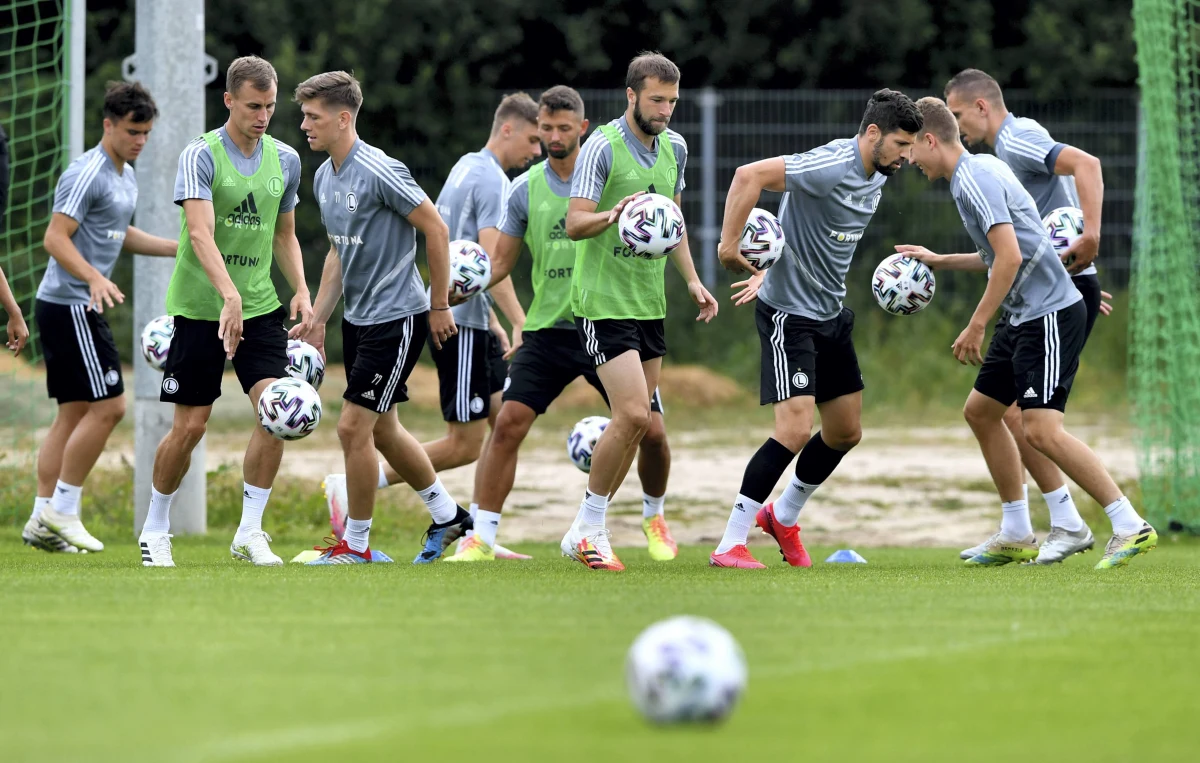 Odwołany został planowany na jutro mecz o piłkarski Superpuchar Polski. O trofeum powalczyć mieli: mistrz Polski Legia Warszawa i zdobywca krajowego pucharu Cracovia. Jak wyjaśnił w oficjalnym komunikacie PZPN: powodem decyzji o odwołaniu spotkania jest "ujawnienie przypadku zakażenia koronawirusem u członka sztabu" Legii.