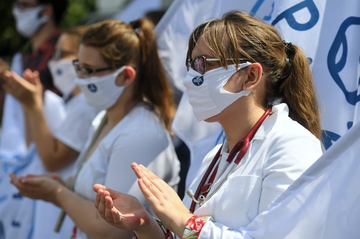 "Dajcie szansę pacjentom, nie związujcie rąk medykom" - pod takim hasłem medycy protestowali w Warszawie. Sprzeciwiają się m.in. zaostrzeniu przepisów karnych za niezawiniony błąd lekarski. Protestujący przeszli sprzed budynku resortu zdrowia przed Sejm. 