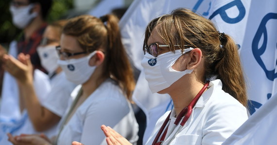 "Dajcie szansę pacjentom, nie związujcie rąk medykom" - pod takim hasłem medycy protestowali w Warszawie. Sprzeciwiają się m.in. zaostrzeniu przepisów karnych za niezawiniony błąd lekarski. Protestujący przeszli sprzed budynku resortu zdrowia przed Sejm. 