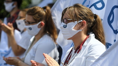 "Dajcie szansę pacjentom, nie związujcie rąk medykom". Protest w Warszawie