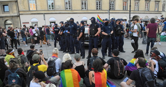 Komisarz ds. praw człowieka Rady Europy Dunja Mijatović zaapelowała o "natychmiastowe uwolnienie" lewicowej aktywistki Margot, formalnie: Michała Sz., wobec której sąd zastosował dwumiesięczny areszt. Zdaniem komisarz, fakt ten wysyła niepokojący sygnał, jeśli chodzi o wolność słowa i prawa osób LGBT w Polsce. Właśnie po zatrzymaniu Margot doszło w Warszawie do przepychanek aktywistów LGBT z policją, w wyniku których zatrzymanych zostało 48 działaczy.