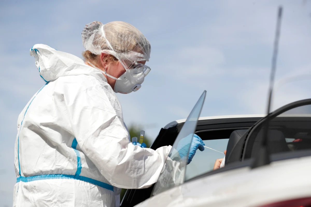 Prawie 5 tys. wymazów pobrano od pracowników kilku firm w powiecie nowosądeckim. Akcja prowadzona była na terenie zakładów pracy, w których w ostatnim czasie dochodziło do zakażeń koronawirusem. Sądecczyzna stała się głównym ogniskiem zakażeń w Małopolsce. W powiecie nowosądeckim obowiązuje czerwony kolor obostrzeń, oznaczający dodatkowe rygory sanitarne.