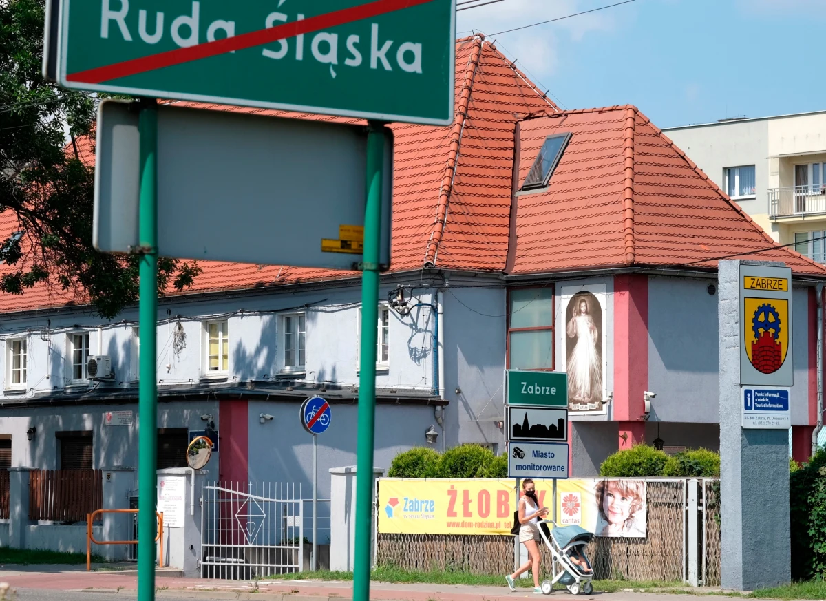 Większość mieszkańców Rudy Śląskiej stosuje się do restrykcji wprowadzonej w sobotę „strefy czerwonej”. Chodzi przede wszystkim o noszenie maseczek we wszystkich przestrzeniach publicznych. Policja przypomina o tym wymogu, na razie nie karząc za jego nieprzestrzeganie.