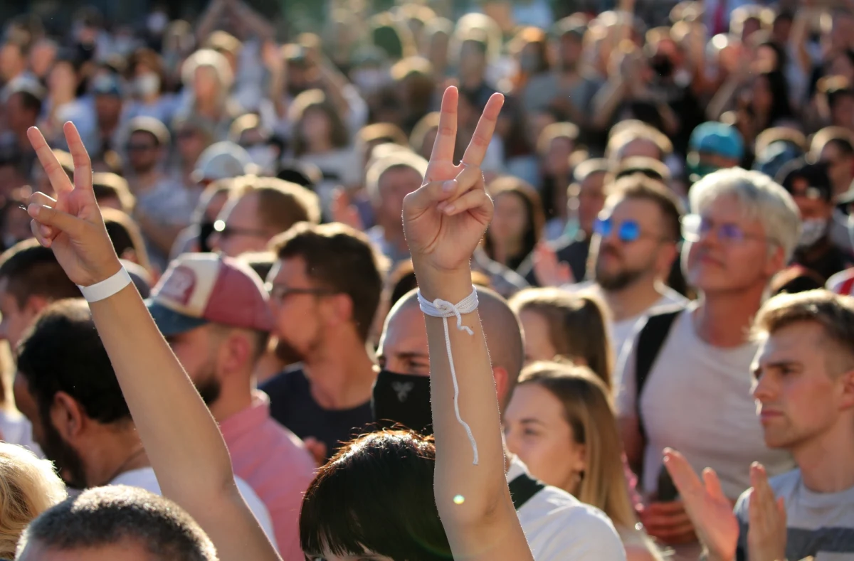 Opozycyjna kandydatka w wyborach prezydenckich na Białorusi Swiatłana Cichanouska zaapelowała w nagraniu wideo, by funkcjonariusze struktur siłowych nie wypełniali przestępczych rozkazów i nie stosowali przemocy. Władze przestrzegły z kolei przed udziałem w protestach. Wybory prezydenckie na Białorusi odbędą się w niedzielę. Od wtorku trwa głosowanie przedterminowe. Niezależni obserwatorzy mają bardzo ograniczoną możliwość działania, jednak informują o licznych nieprawidłowościach i masowym zawyżaniu frekwencji.