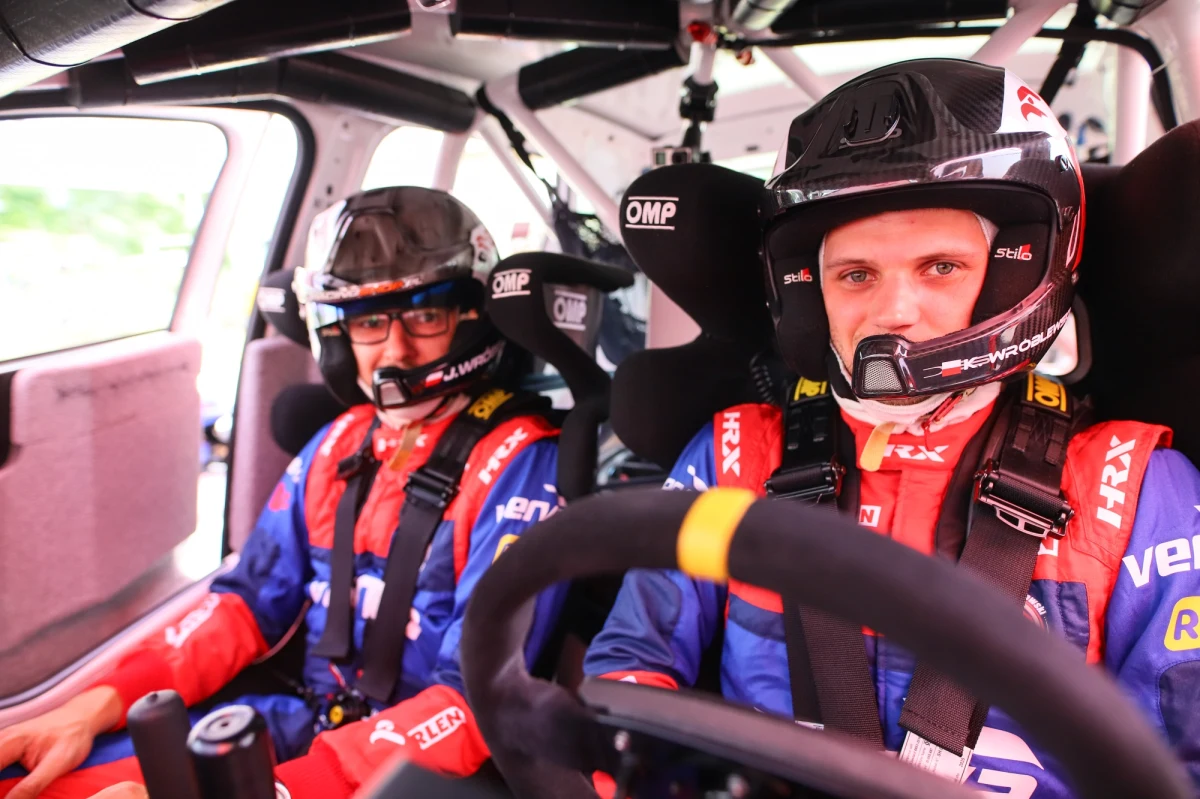 Kacper Wróblewski i Jakub Wróbel ukończyli Marma 29. Rajd Rzeszowski, sięgając po dodatkowe punkty na Power Stage. Utrzymując wysokie tempo zajęli czwartą pozycję w klasyfikacji drugiego etapu inauguracyjnej rundy mistrzostw Polski i trzecią wśród zawodników zgłoszonych do rundy słowackiego czempionatu.