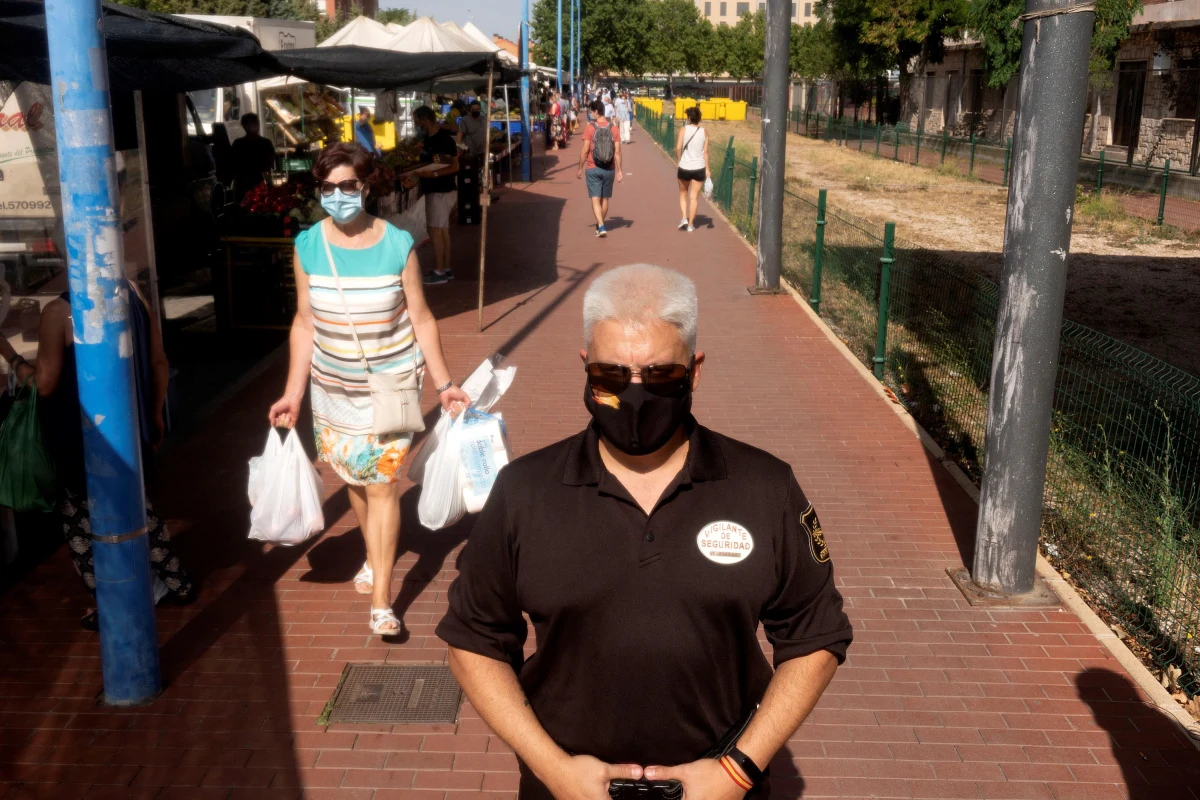 Sąd w mieście Murcja w Hiszpanii skazał na cztery miesiące więzienia obywatela Polski, który odmówił wykonania polecenia policjanta, by założyć maskę ochronną - poinformowały w sobotę hiszpańskie media, zaznaczając, że zatrzymany użył siły wobec funkcjonariusza.